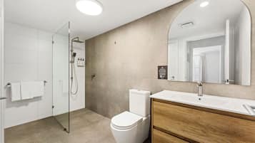 Douche, articles de toilette gratuits, sèche-cheveux