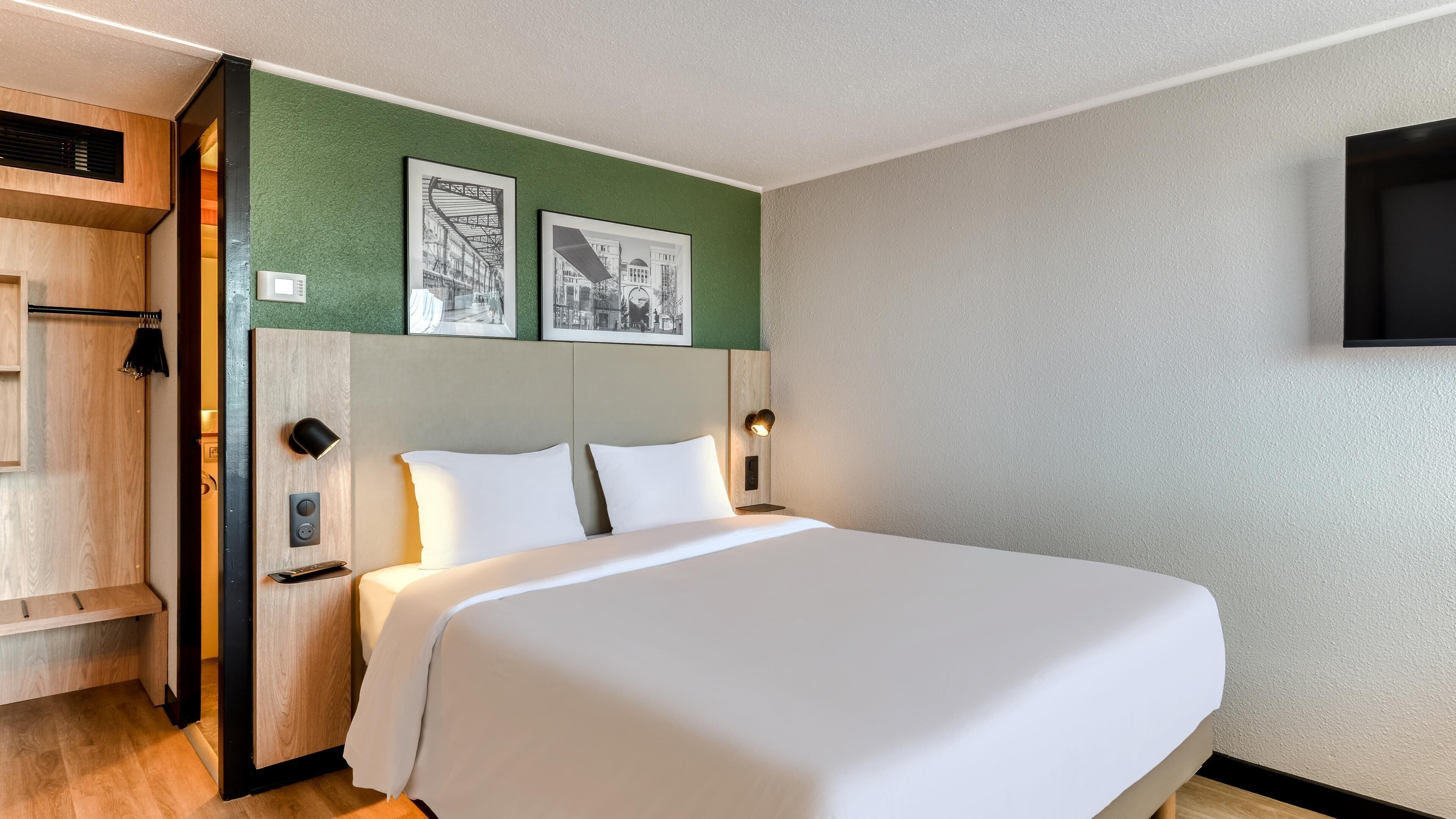 Standard Room, 1 Queen Bed | Premium bedding, desk, laptop workspace, blackout drapes