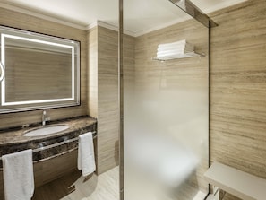 1 bedroom, down duvets, pillow-top beds, minibar