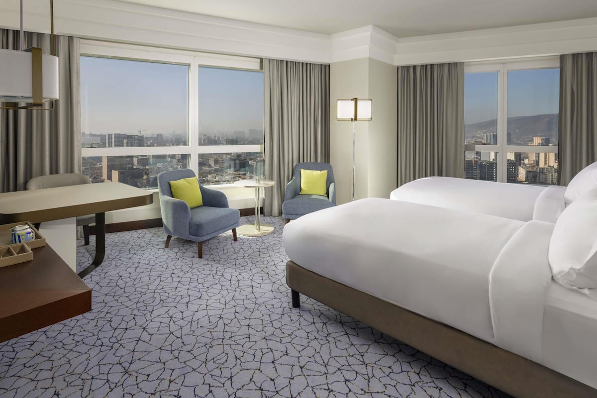 1 soverom, dundyner, senger med overmadrass og minibar