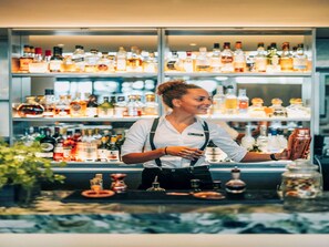 4 Restaurants, Frühstück, Mittagessen, Fisch und Meeresfrüchte