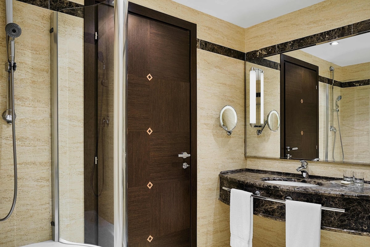 1 bedroom, down comforters, pillowtop beds, minibar