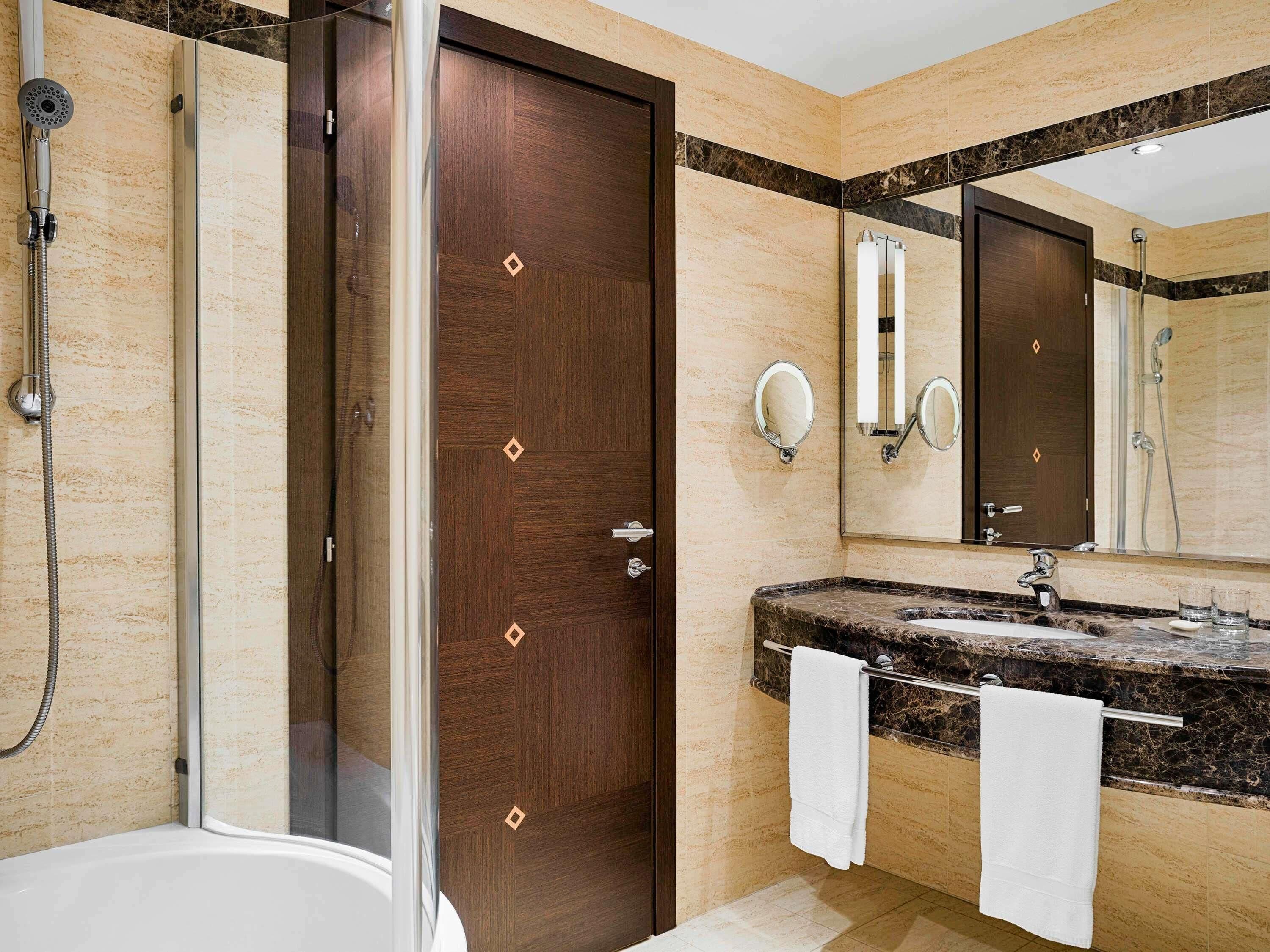 1 habitación, cubrecamas, colchones con pillow-top y minibar 