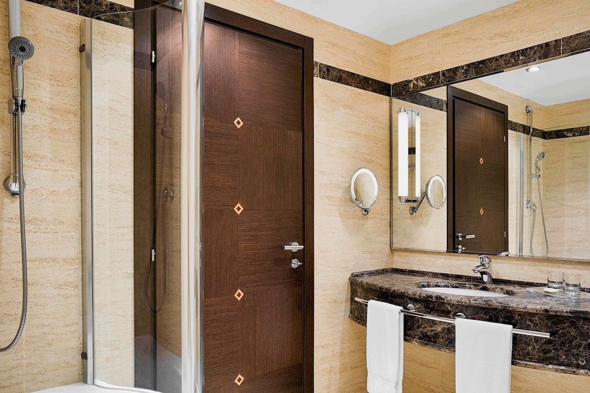 1 habitación, cubrecamas, colchones con pillow-top y minibar