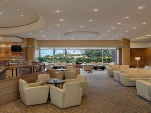 2 bars/lounges, pub