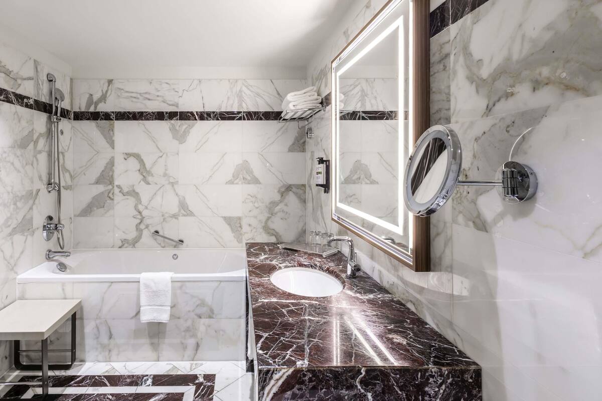 1 habitación, cubrecamas, colchones con pillow-top y minibar