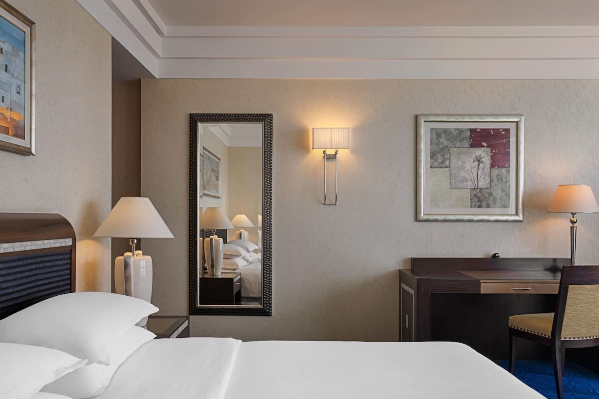 1 habitación, cubrecamas, colchones con pillow-top y minibar