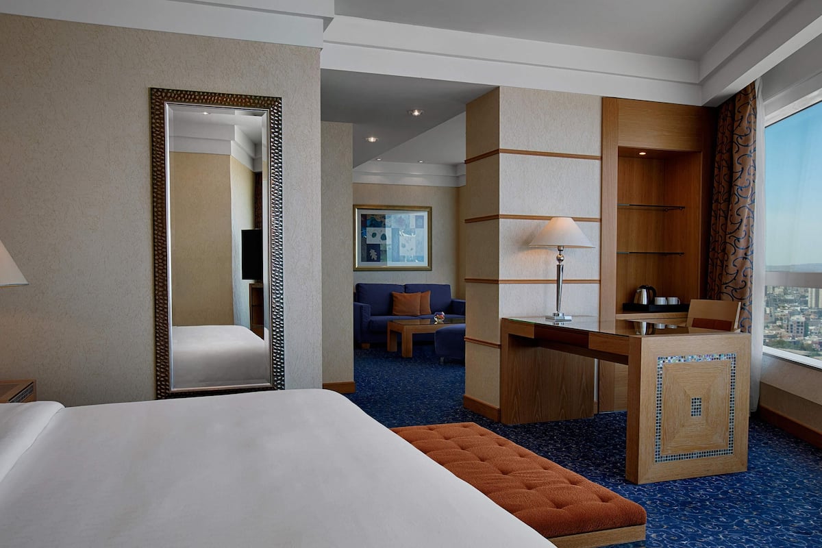 1 habitación, cubrecamas, colchones con pillow-top y minibar