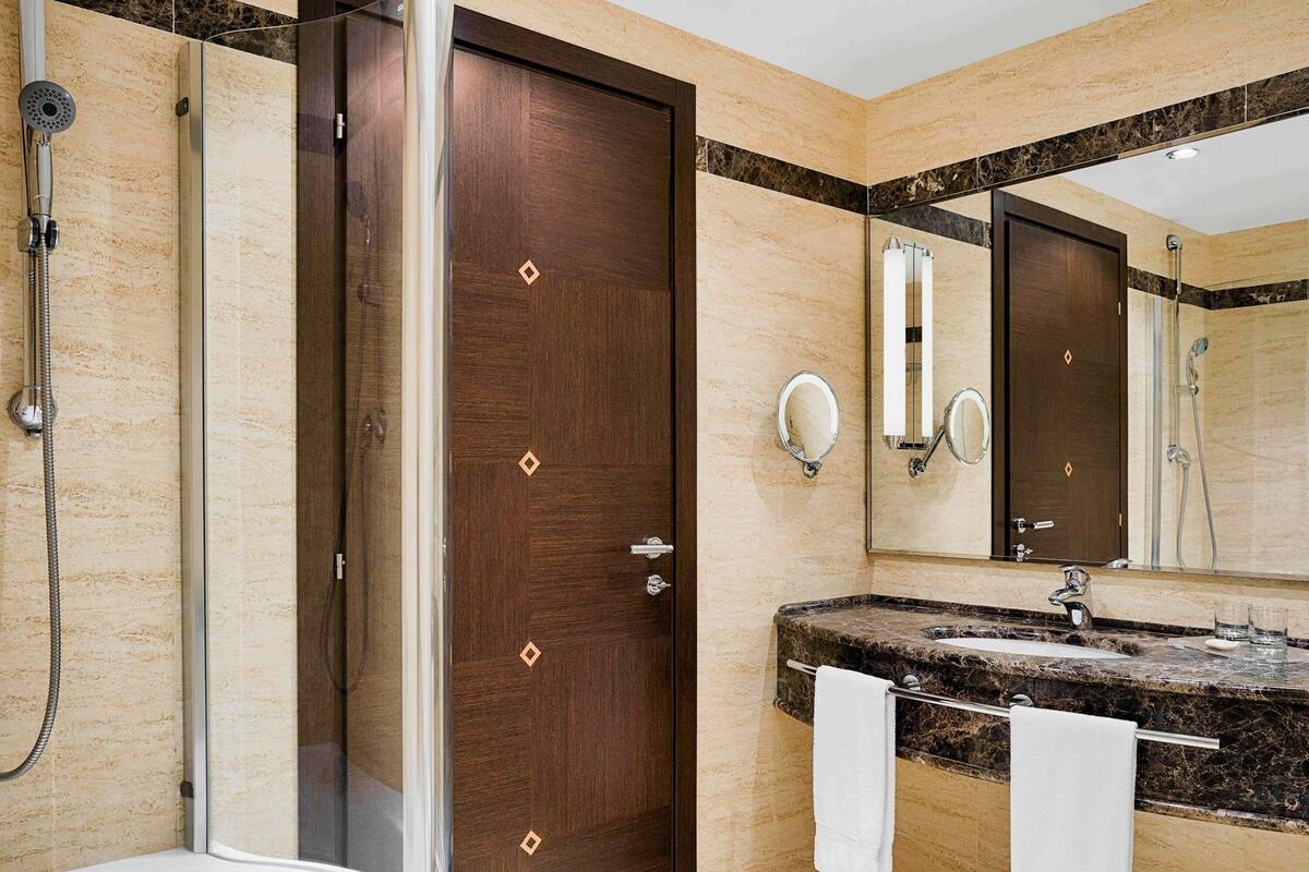 1 habitación, edredón, camas con pillow-top y minibar