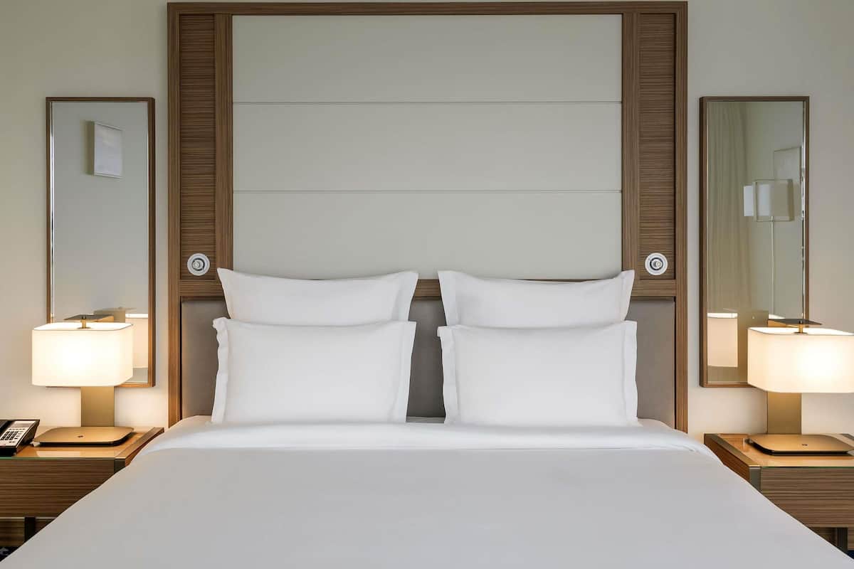 1 chambre, couette en duvet, lit avec matelas Ă plateau-coussin, minibar