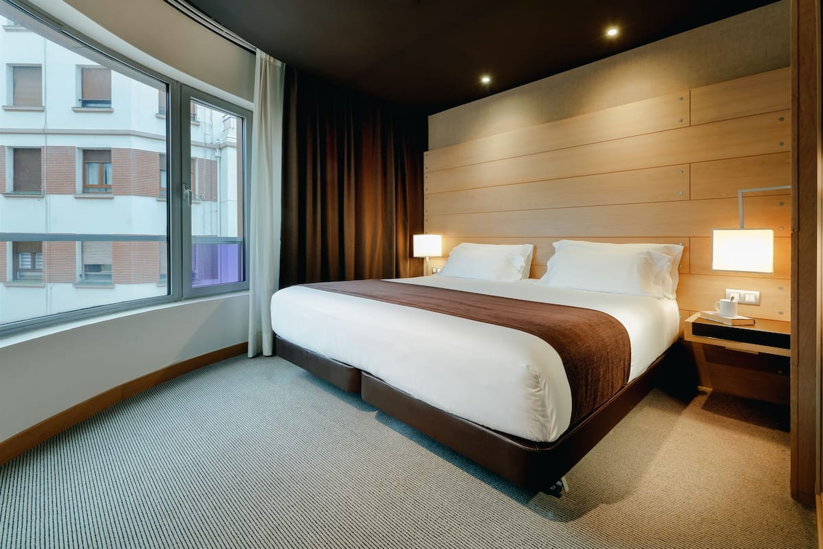 Junior Suite | Hypo-allergenic bedding, minibar, in-room safe, desk
