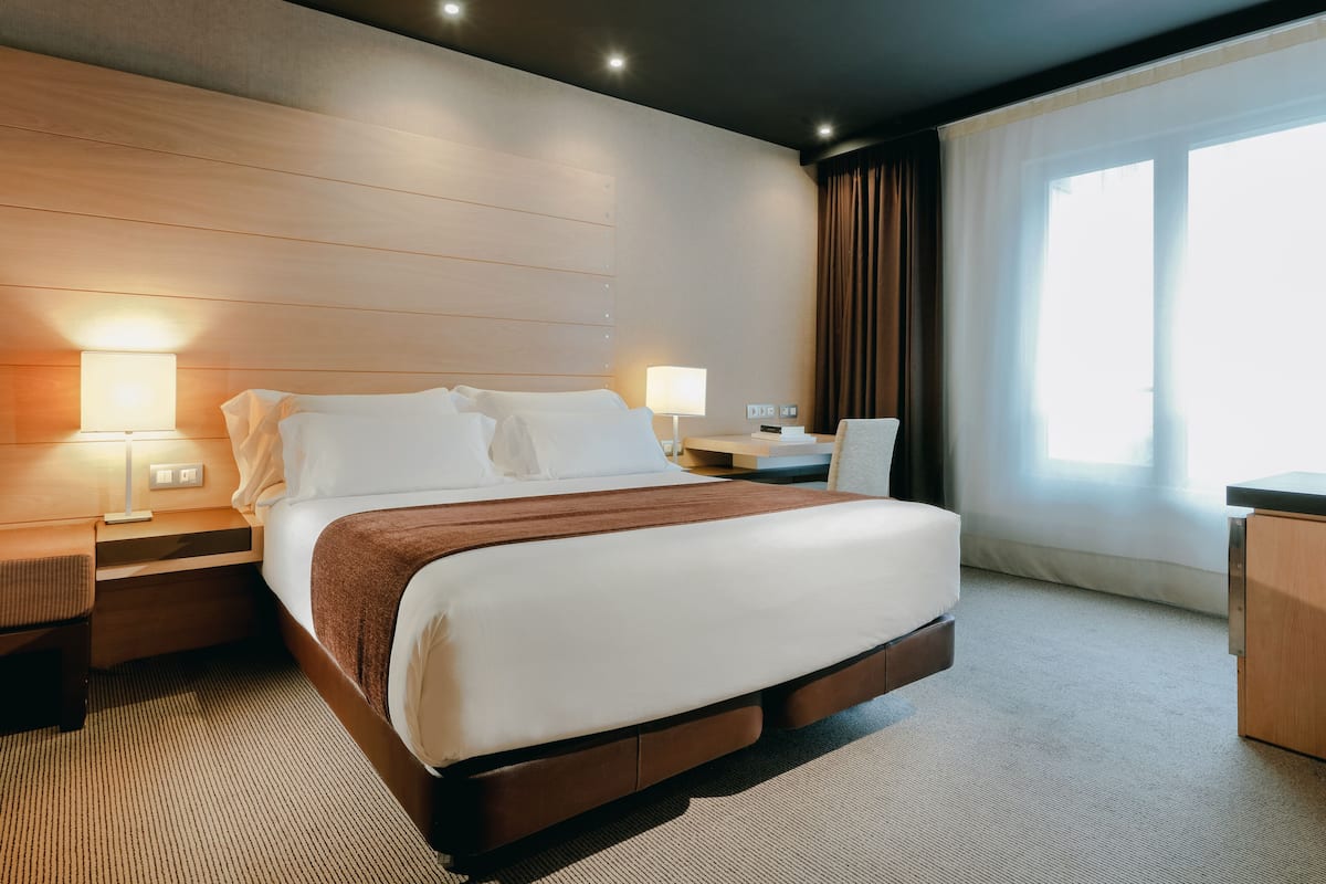 Standard Room | Hypo-allergenic bedding, minibar, in-room safe, desk