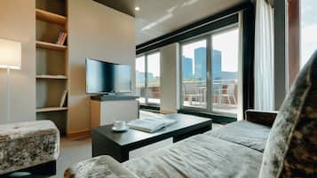Ropa de cama hipoalergénica, minibar, caja fuerte y escritorio