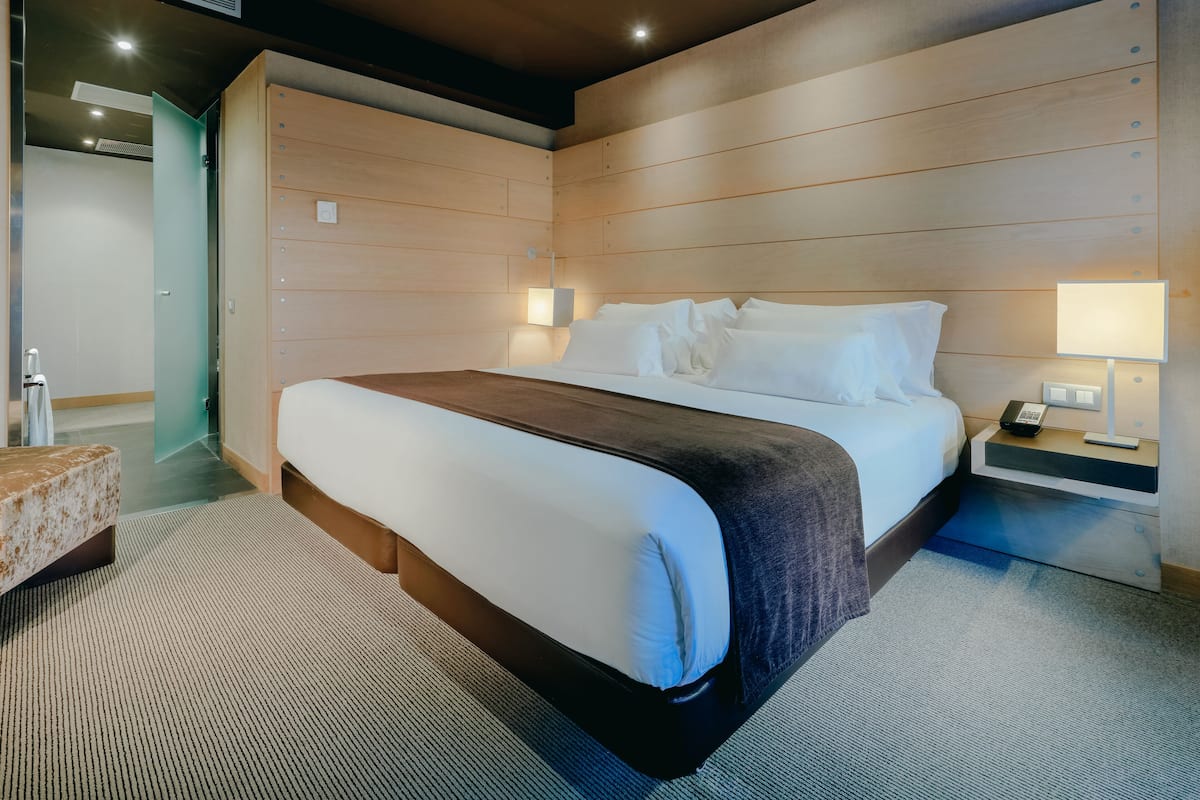 Junior Suite | Hypo-allergenic bedding, minibar, in-room safe, desk