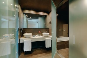 Combined shower/bathtub, free toiletries, hair dryer, bidet