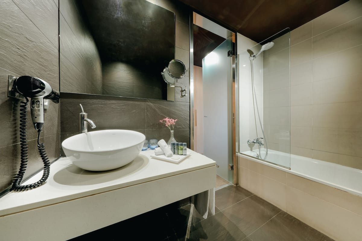 junior suite | bathroom | combined shower/bathtub, free toiletries, hair dryer, bidet