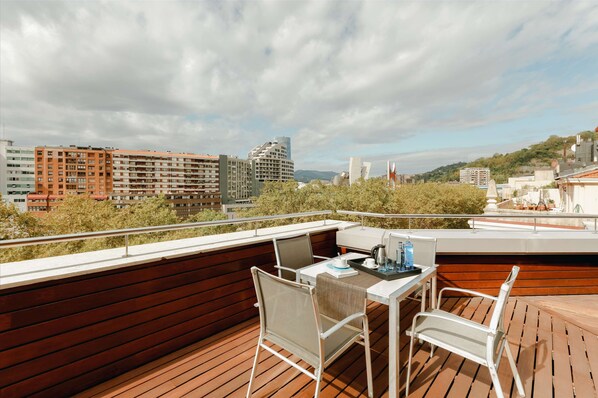 Hypo-allergenic bedding, minibar, in-room safe, desk