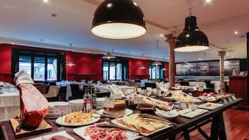 Se ofrece un desayuno bufé todos los días (por un coste adicional)
