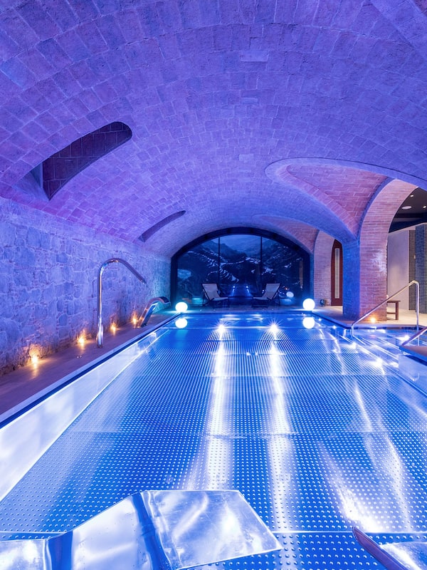 Sauna, hot tub, Turkish bath, body treatments, facials