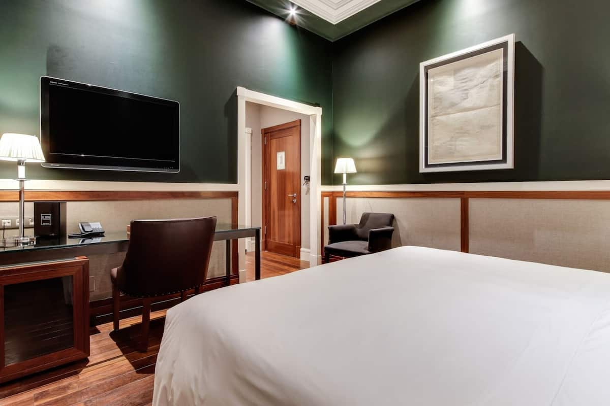 Premium bedding, minibar, in-room safe, desk