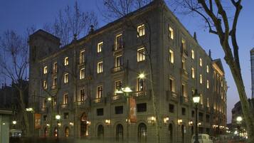 Voorkant accommodatie - avond/nacht