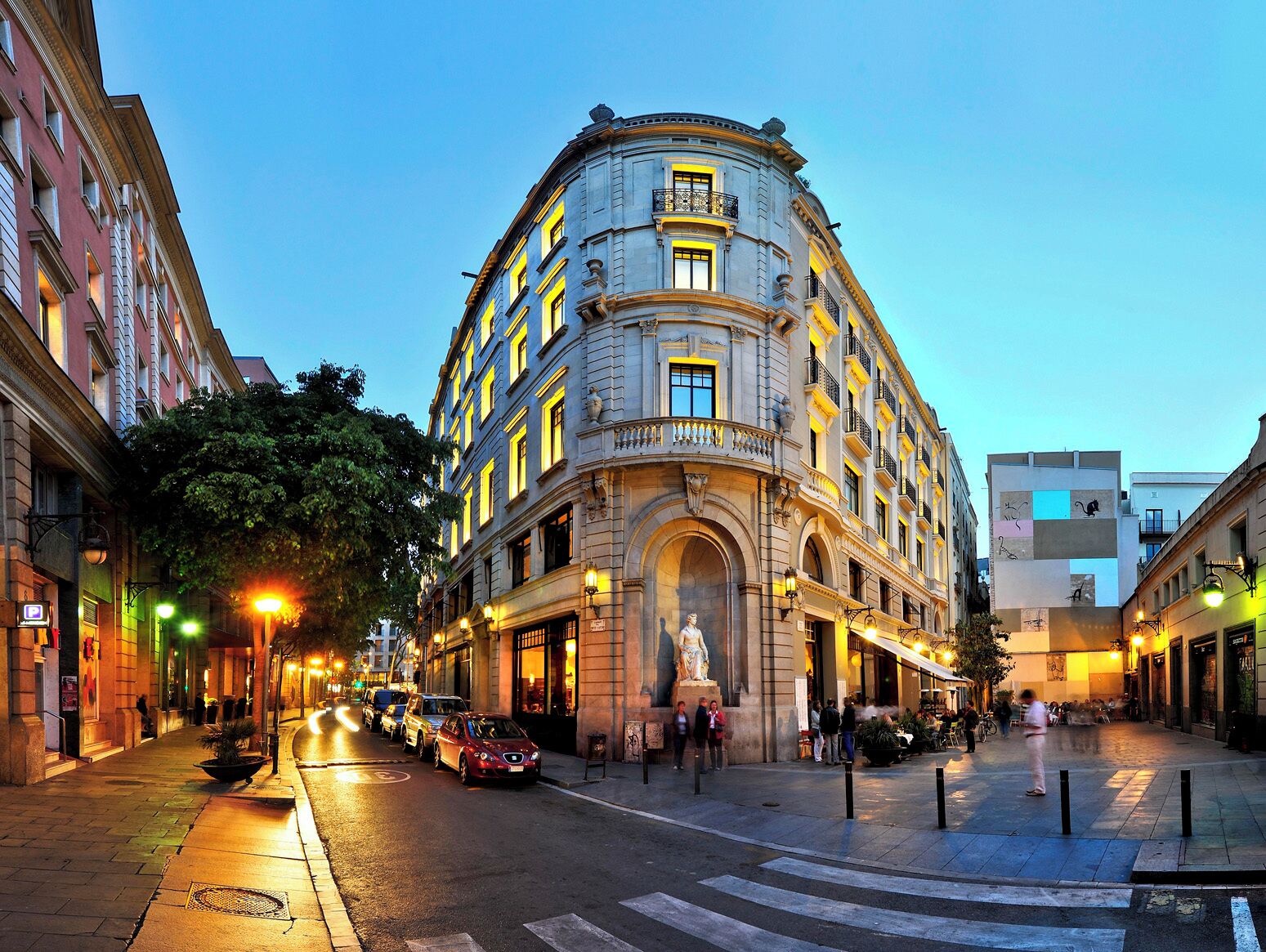 Voorkant accommodatie - avond/nacht