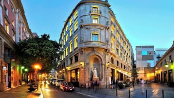 Voorkant accommodatie - avond/nacht