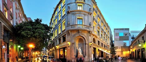 Voorkant accommodatie - avond/nacht