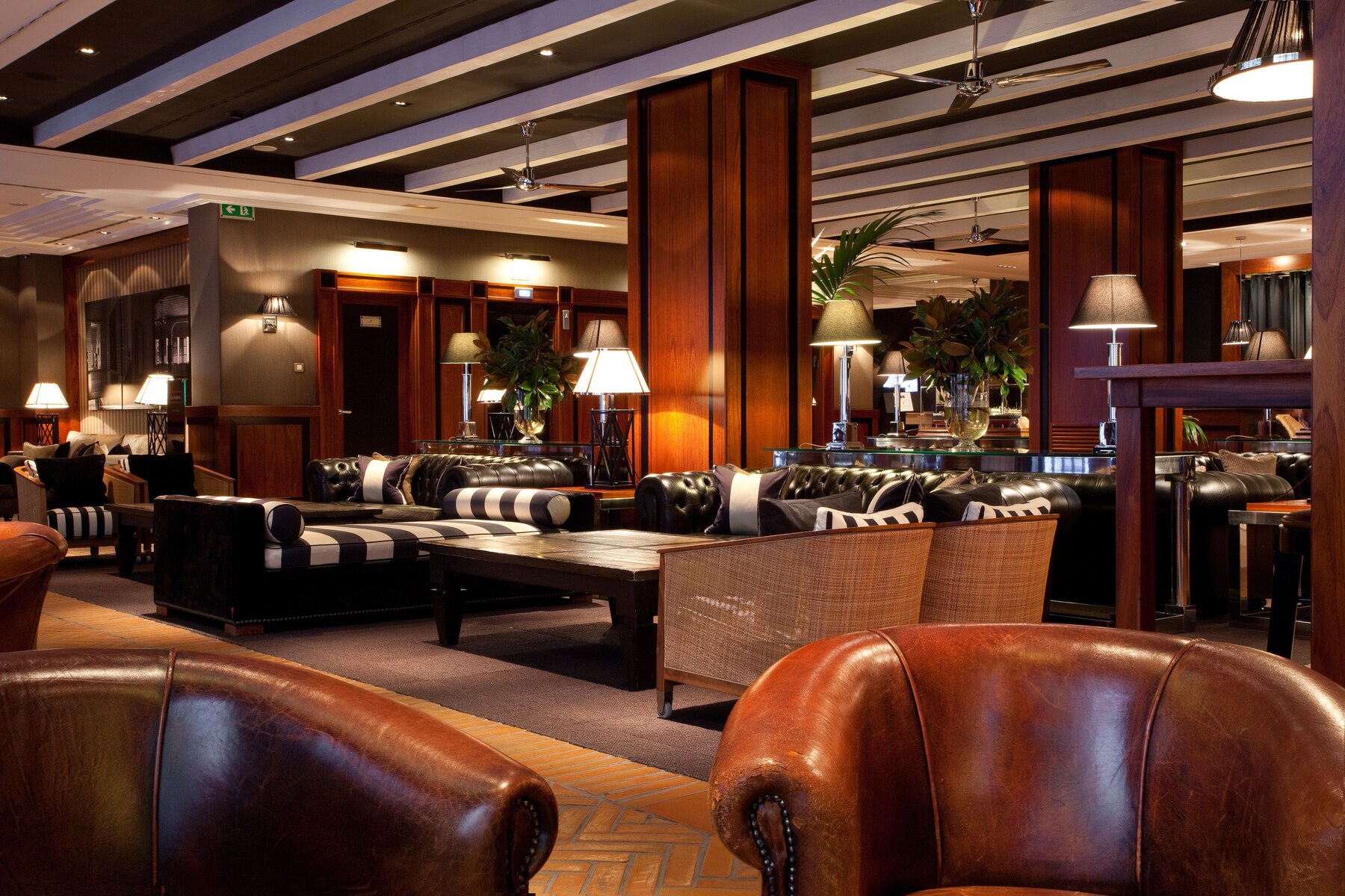 2 bars/lounges
