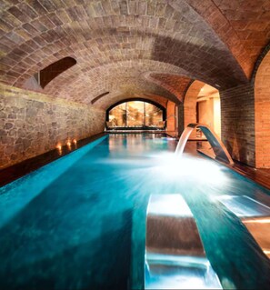 Un sauna, una bañera de hidromasaje, baño turco/hammam
