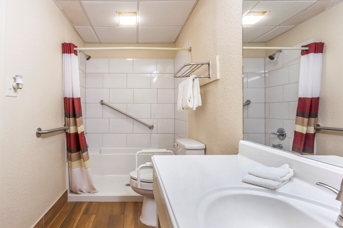 Khăn tắm, xà phòng, dầu gội, giấy vệ sinh 