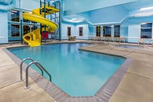 Una piscina techada, guardavidas en la propiedad