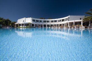 室内游泳池，室外游泳池，池畔遮阳伞，日光浴躺椅