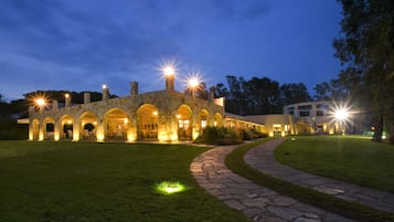 3 restaurantes, se sirven desayunos, comidas, cenas y cocina regional