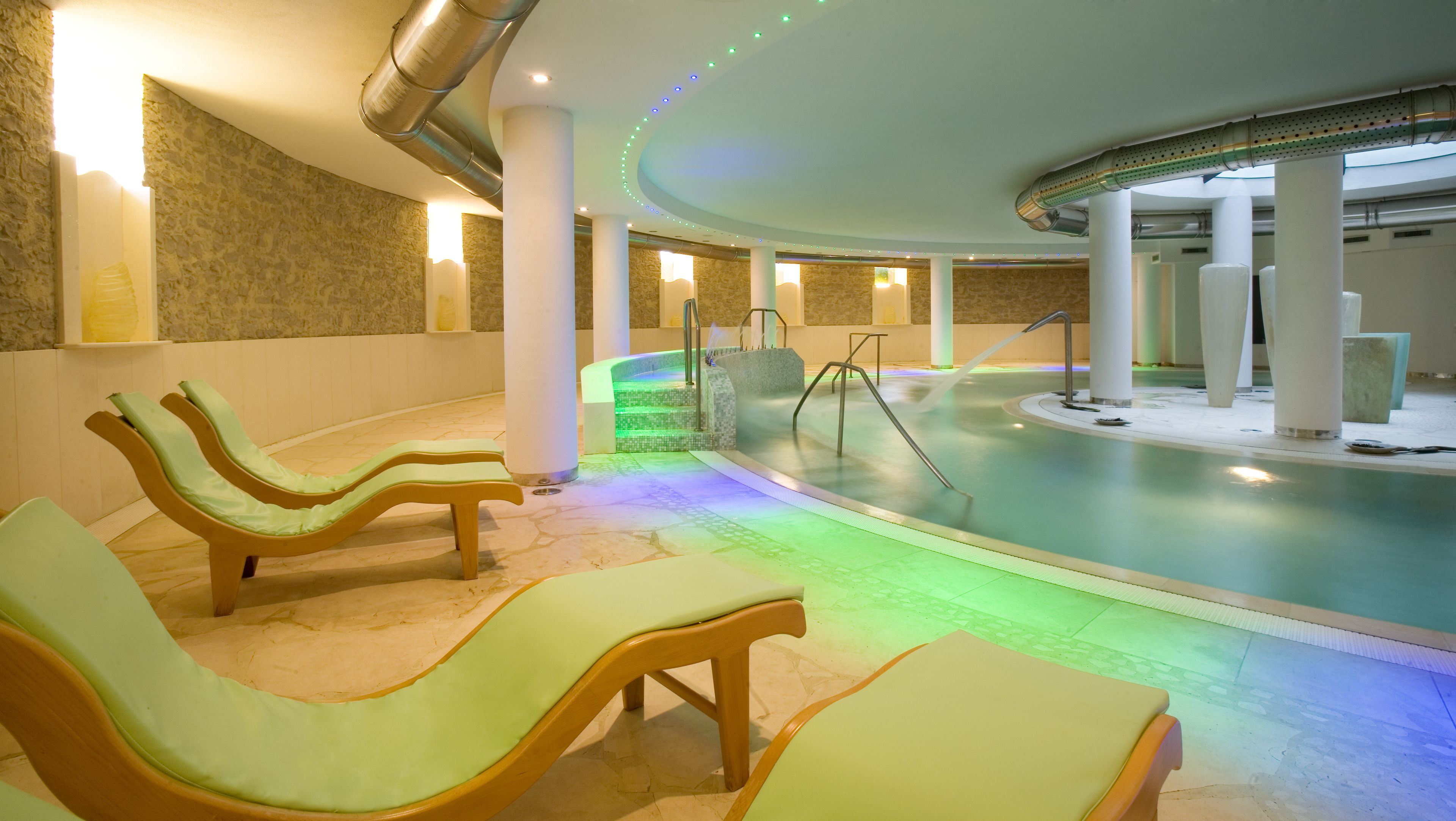 Innenpool, Außenpool, Sonnenschirme, Liegestühle