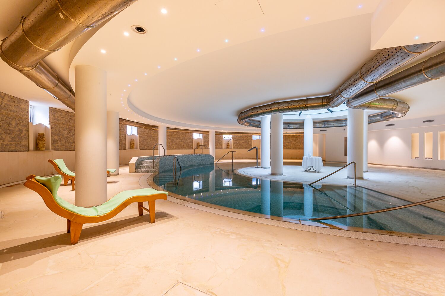 Un sauna, una bañera de hidromasaje, baño turco/hammam