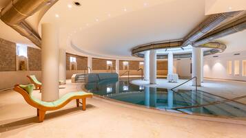 Un sauna, una bañera de hidromasaje, baño turco/hammam