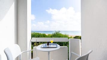 Suite junior, vista al mar | Terraza o patio
