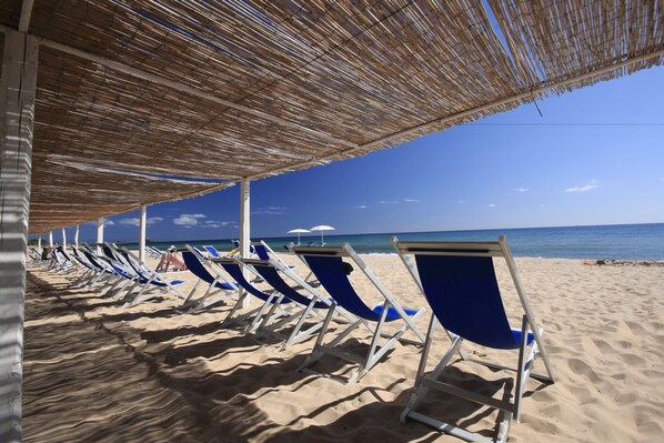 Private beach, sun-loungers, beach umbrellas - Hotel Flamingo Resort (Pula)