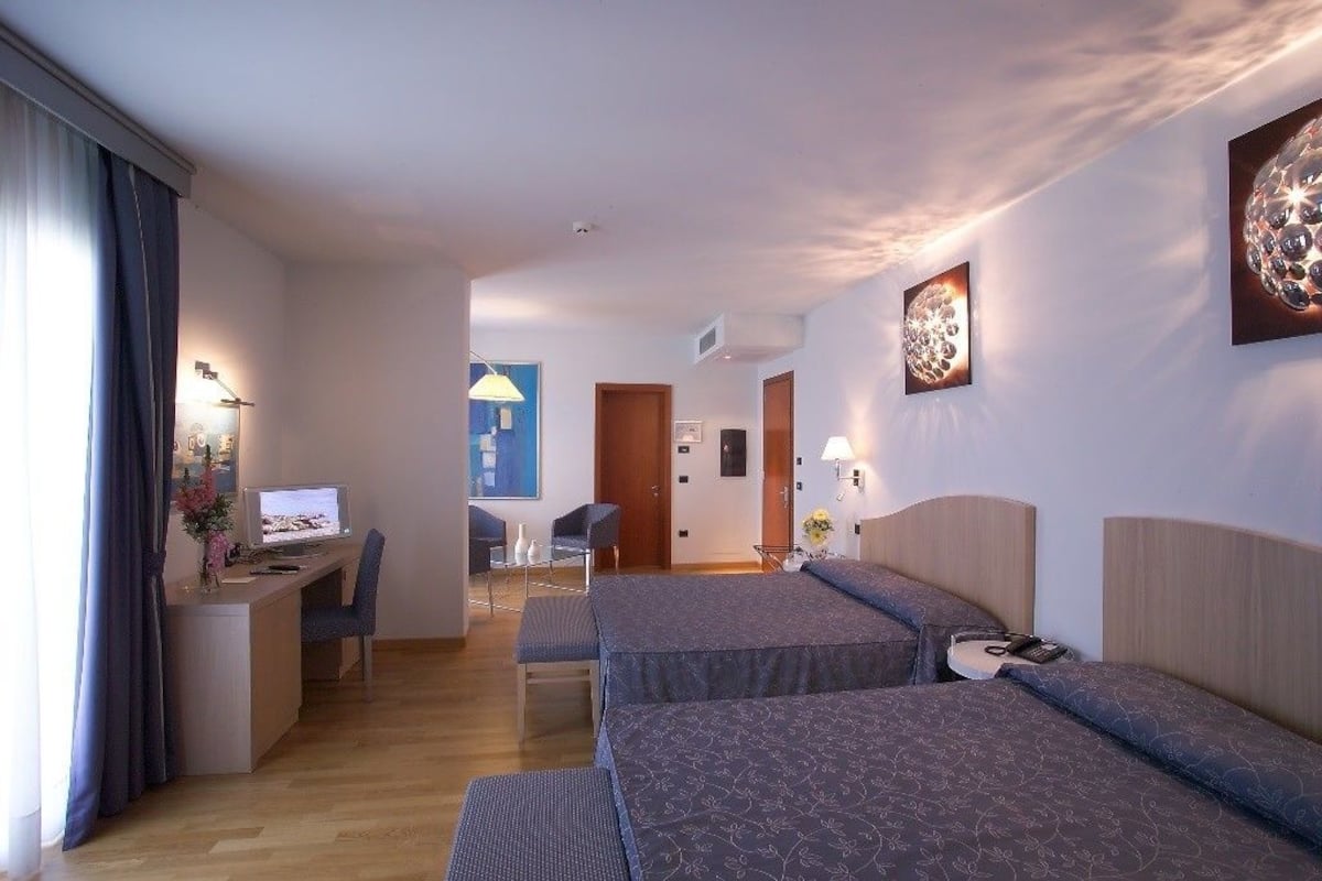 Suite - 2 queensize-senge | Minibar, pengeskab på værelset, skrivebord