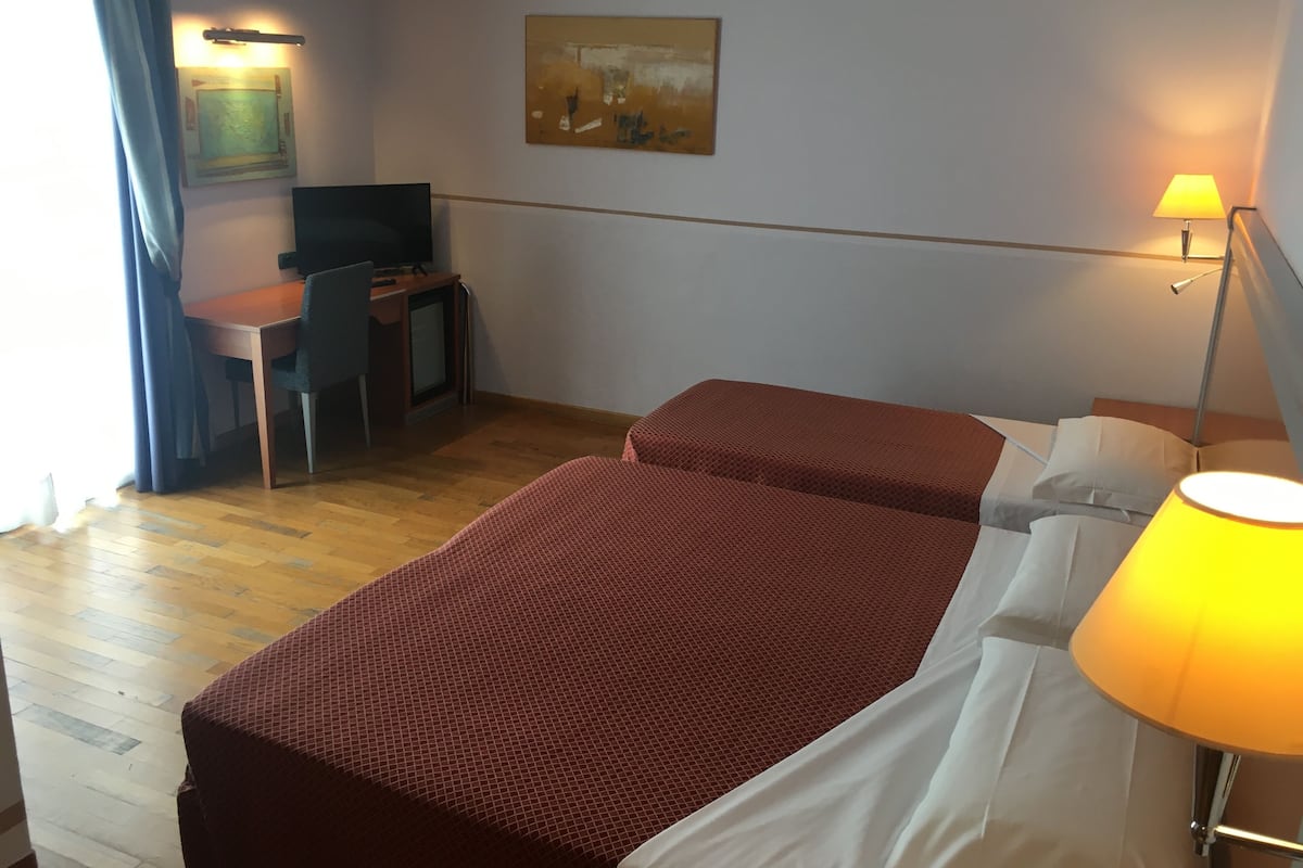 Værelse til 3 personer | Minibar, pengeskab på værelset, skrivebord