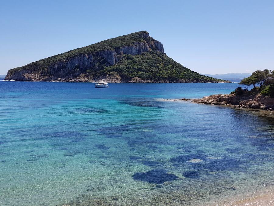 Beach nearby, white sand, 3 beach bars