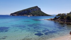 Beach nearby, white sand, 3 beach bars