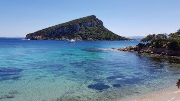 Una playa cerca, arena blanca, 3 bares en la playa