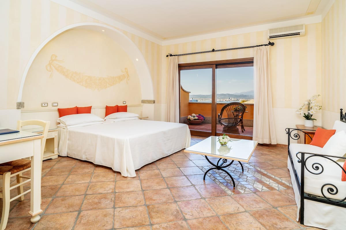 superior room | minibar, in-room safe, desk, laptop workspace