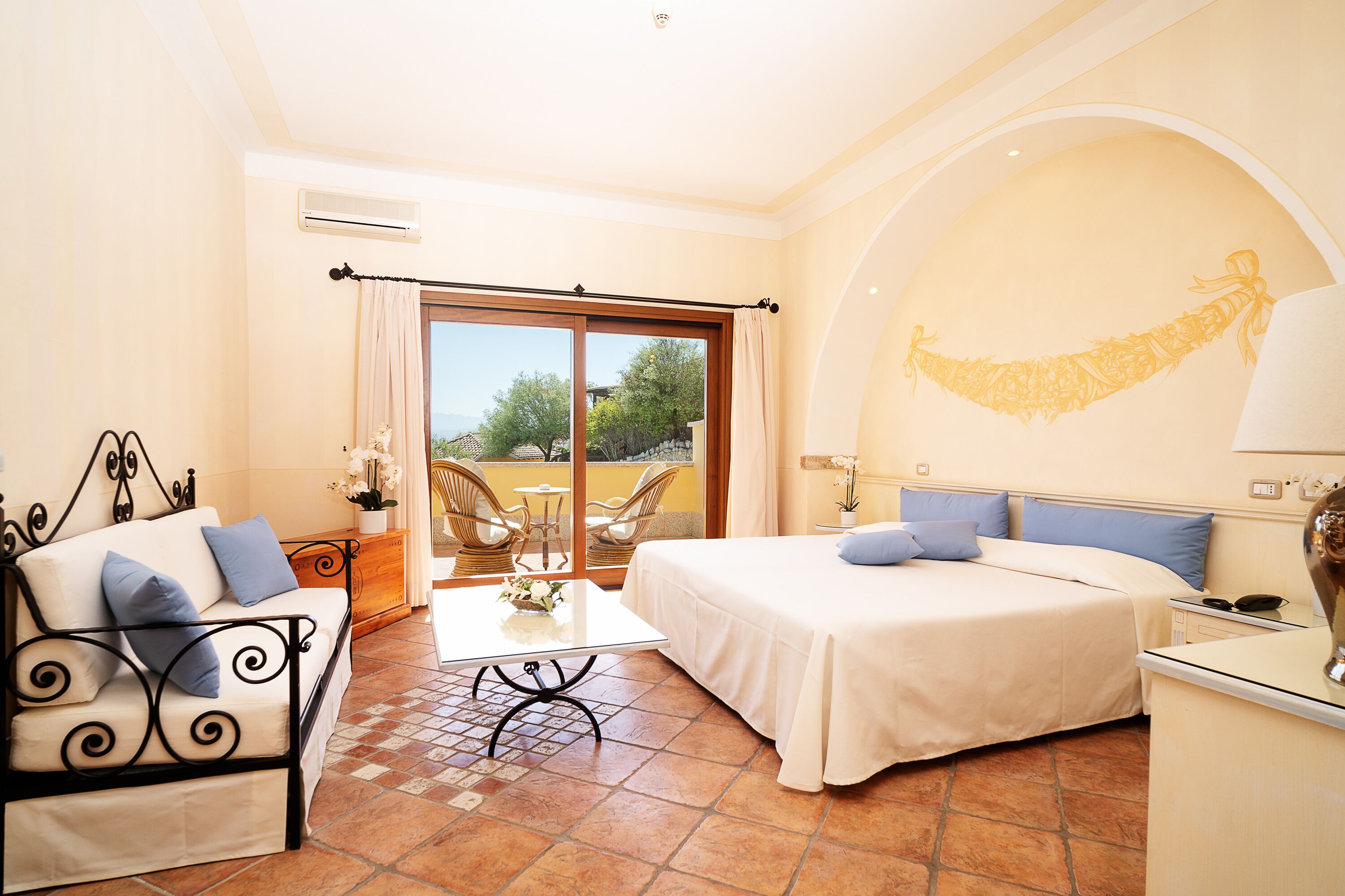 Quarto superior | Edredons de pluma, frigobar, cofres nos quartos, escrivaninha