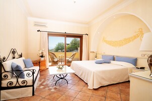 Cubrecamas, minibar, caja de seguridad en la habitación y escritorio 