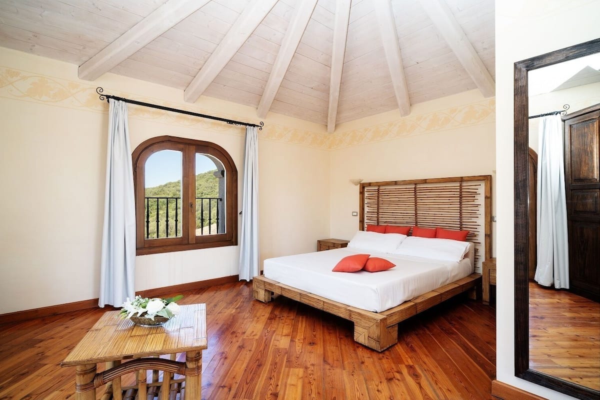Kamar Double atau Twin Junior (Lavanda) | Minibar, brankas, meja kerja, dan ruang kerja ramah laptop