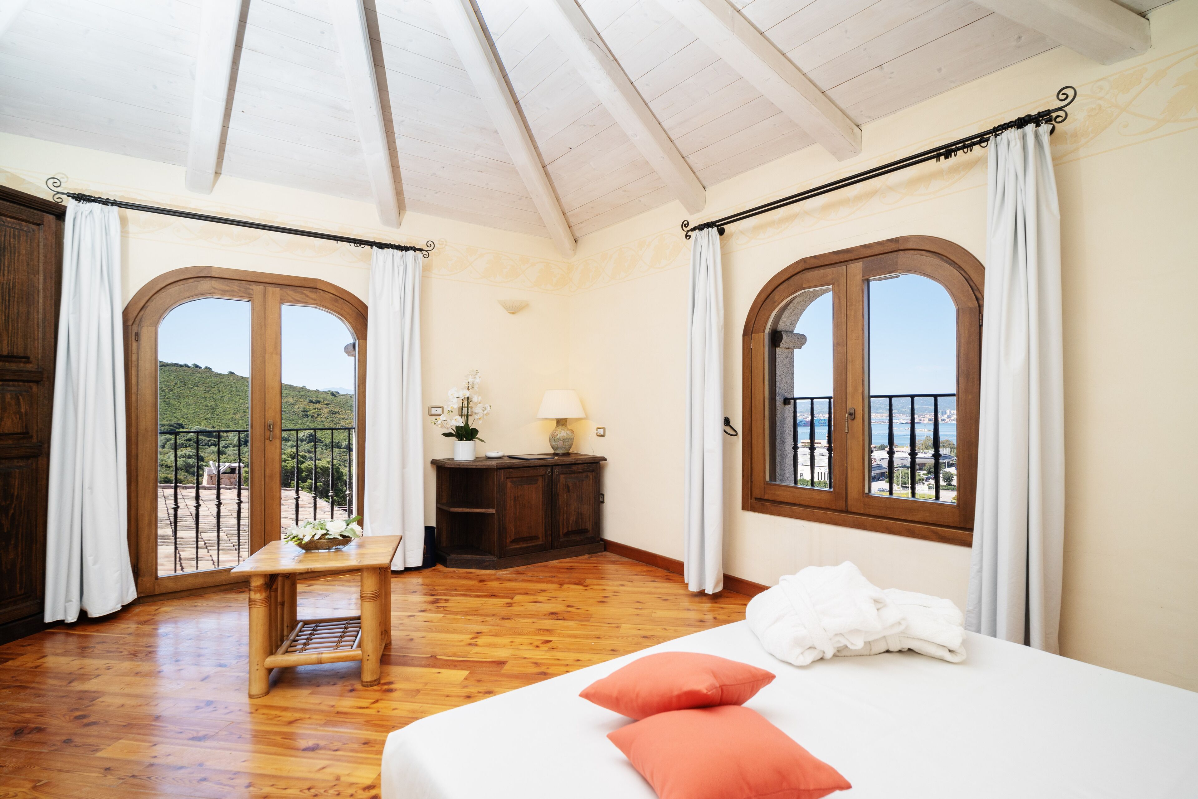 junior double or twin room (lavanda) | minibar, in-room safe, desk, laptop workspace