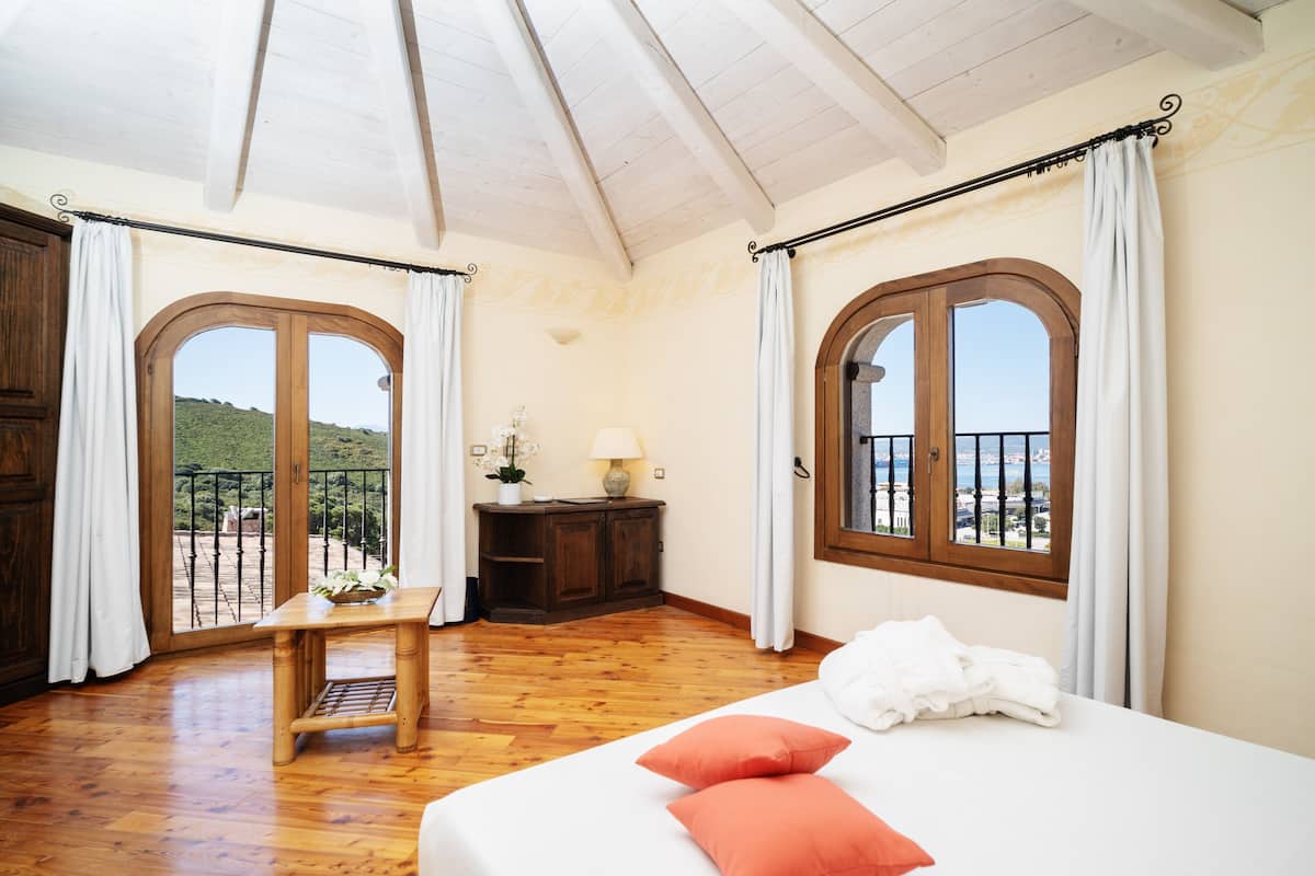 junior double or twin room (lavanda) | minibar, in-room safe, desk, laptop workspace